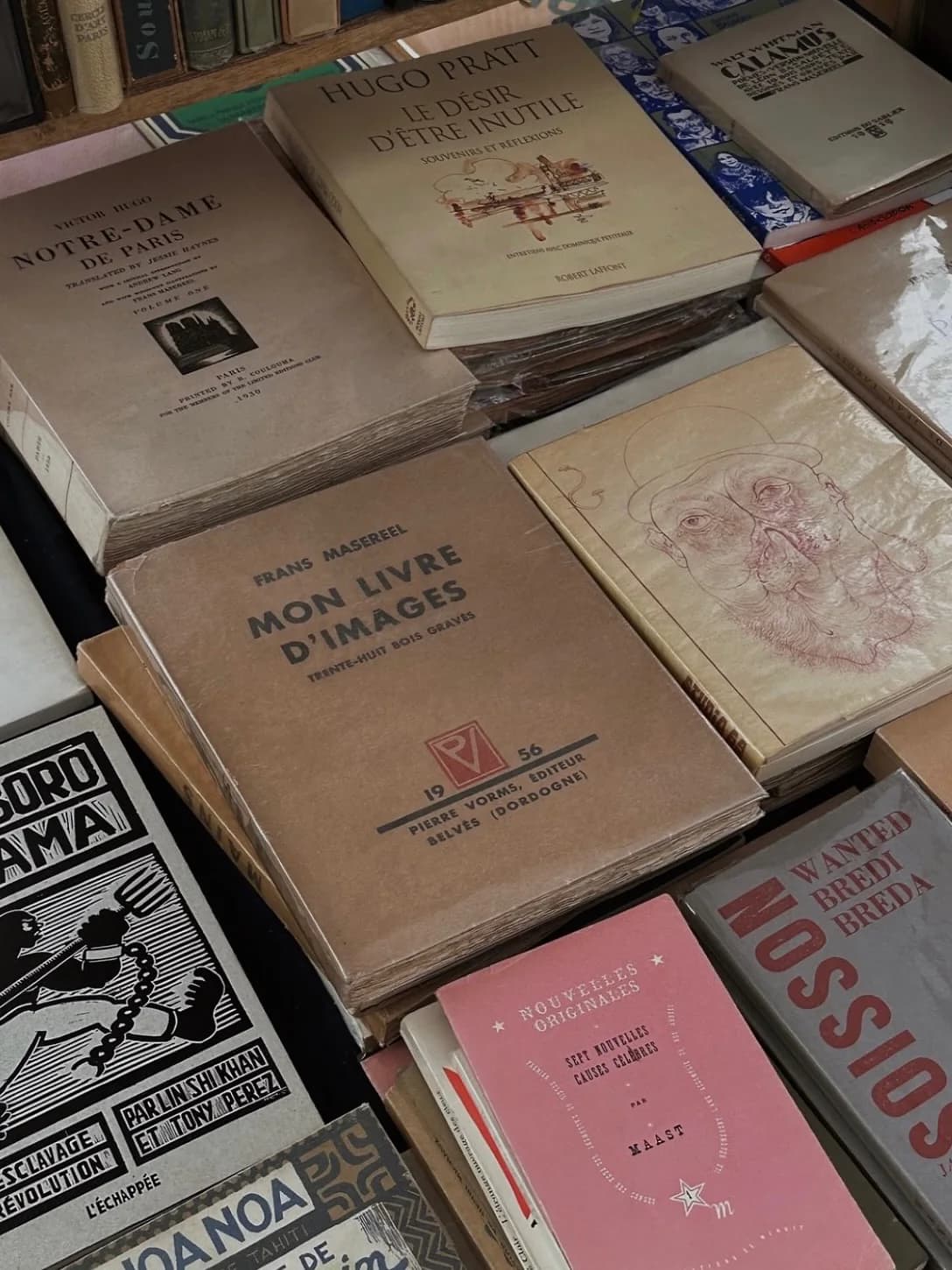 pink pruik en praal.